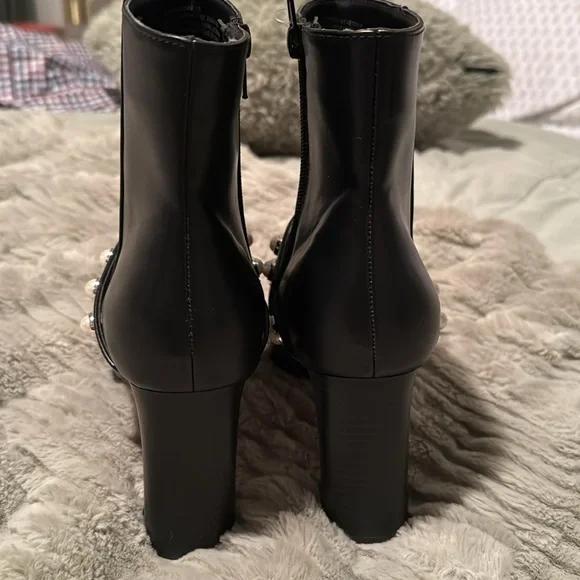 Boots - Picture 3 of 4